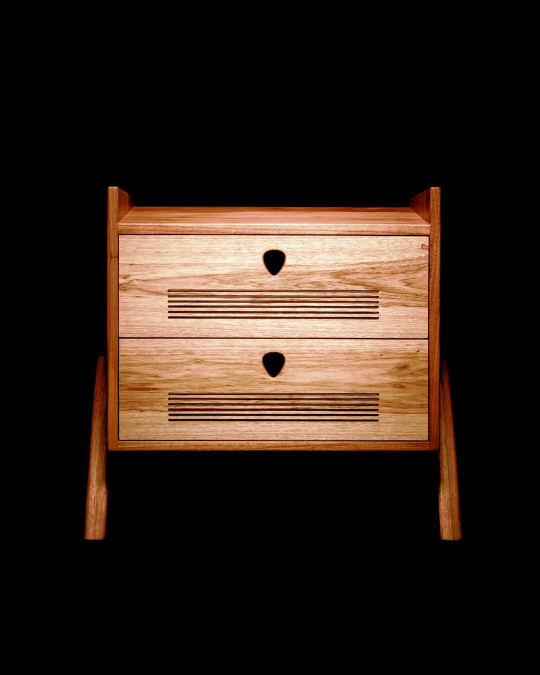 Mesa de cabeceira em madeira maciça.