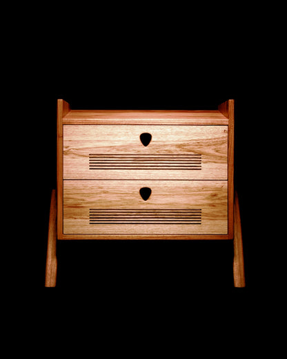 Mesa de cabeceira em madeira maciça.