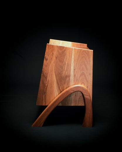 Mesa de cabeceira em madeira maciça.