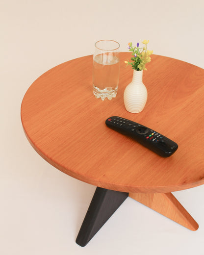 Mesa de centro de madera maciça.