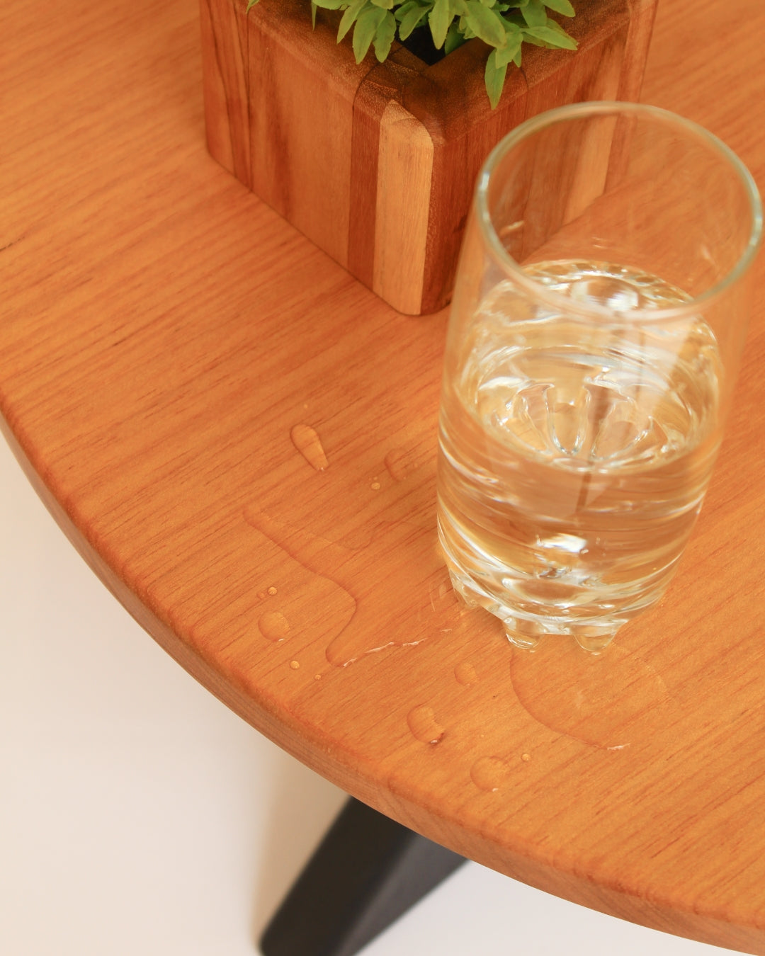 Mesa de centro de madera maciça.