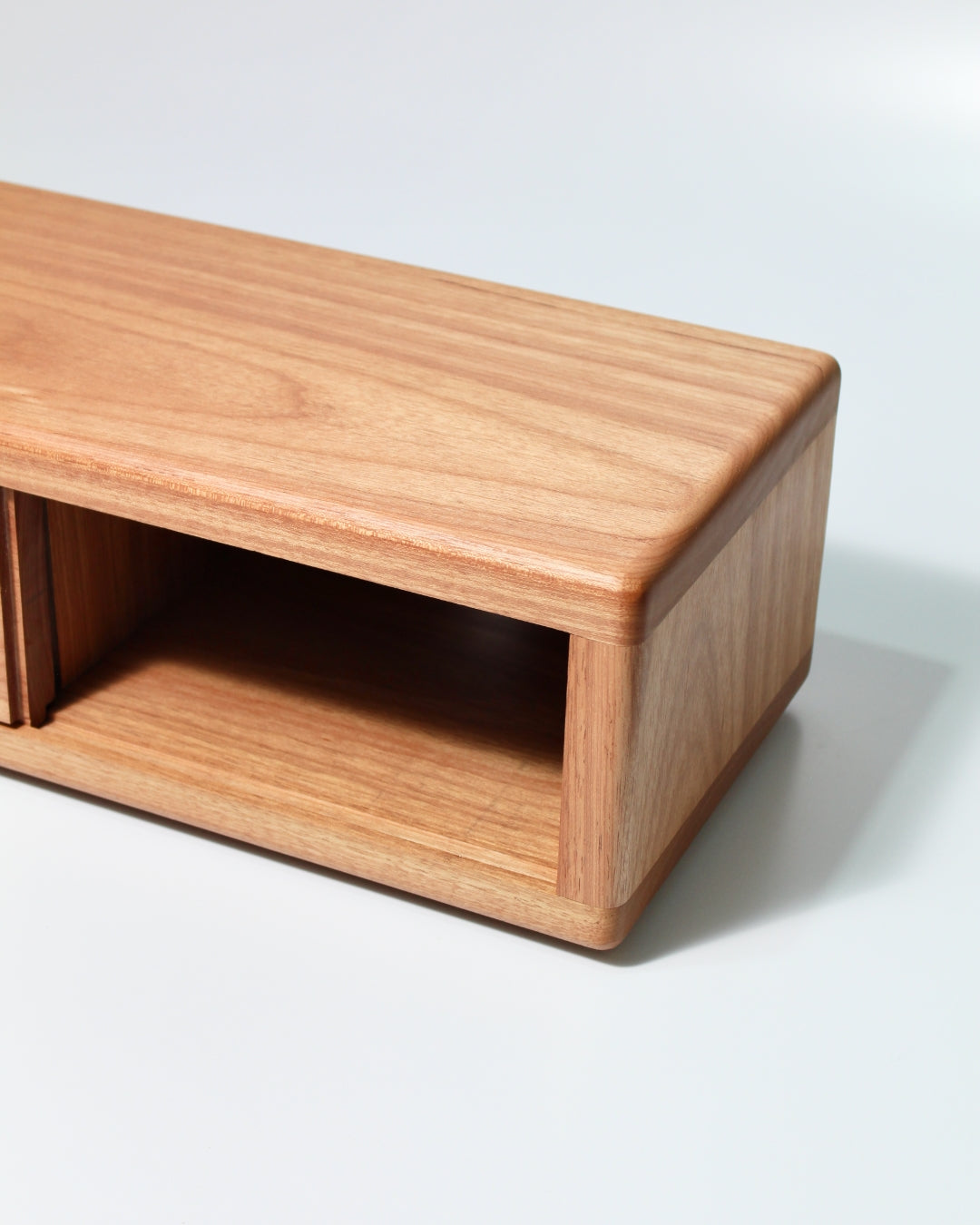 Suporte Elevado para Monitor feito de madeira.