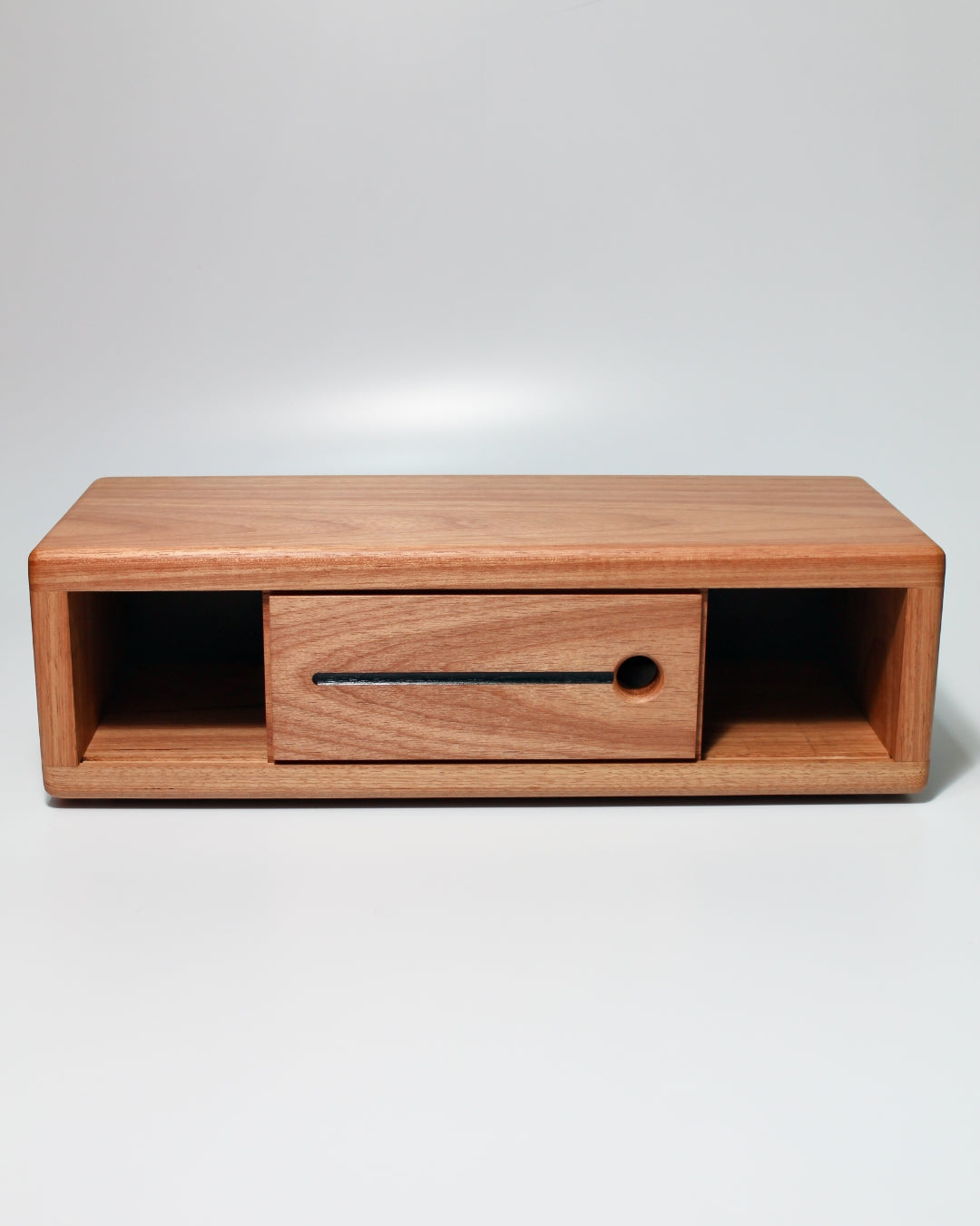 Suporte Elevado para Monitor feito de madeira.